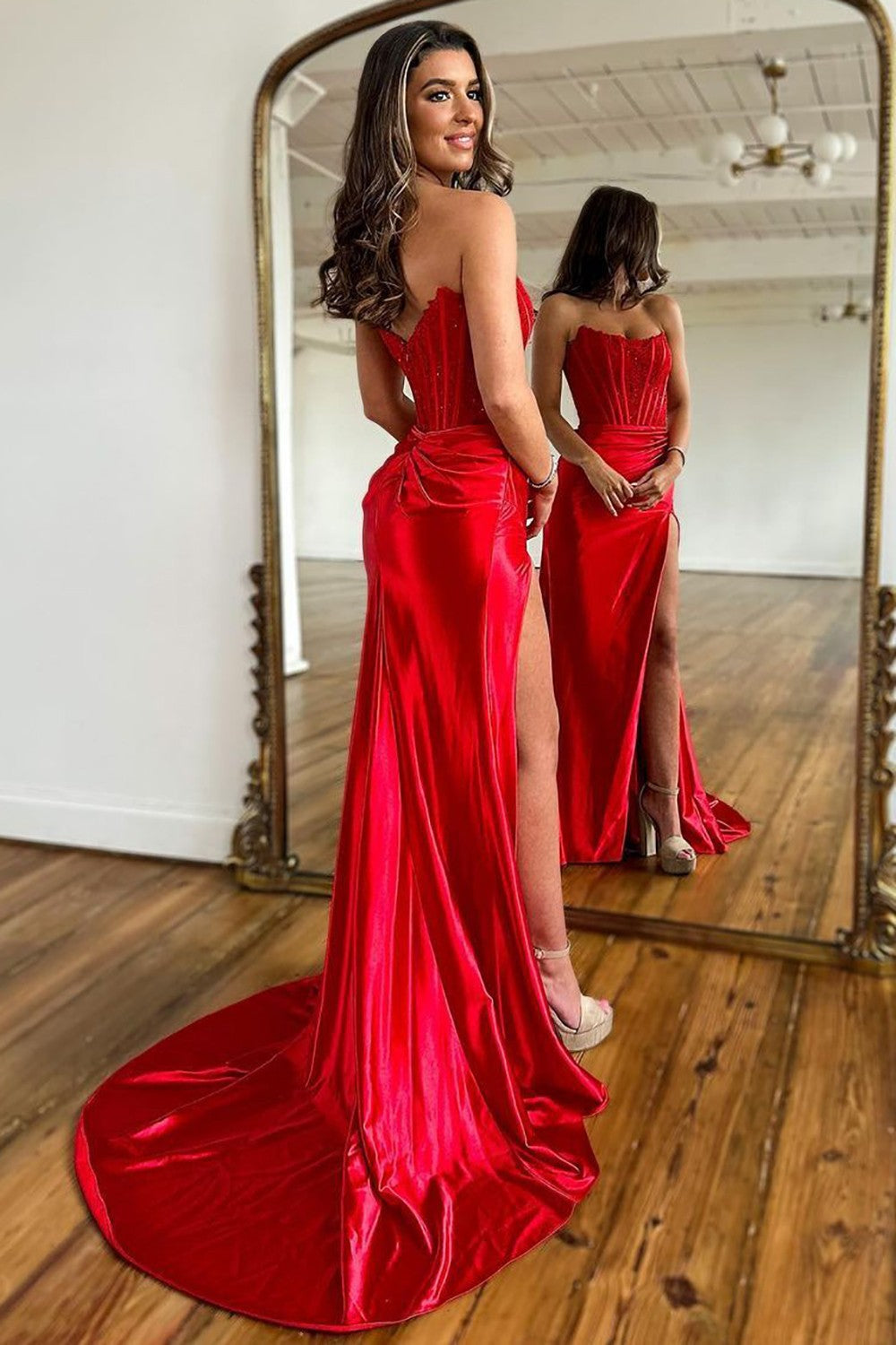 Vestido de fiesta de graduación de satén con cola larga y escote sirena sin tirantes de Weitese con abertura